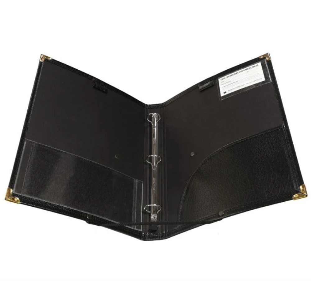 Opened black binder with 3 Ringbinder rings inside, a clear pocket on the left and a curved pocket on the right